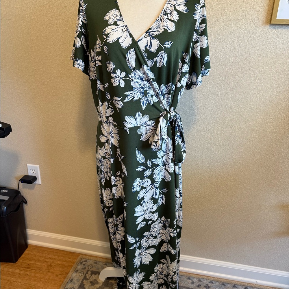 Fourtune & Ivy Wrap Dress in Green and White 2x